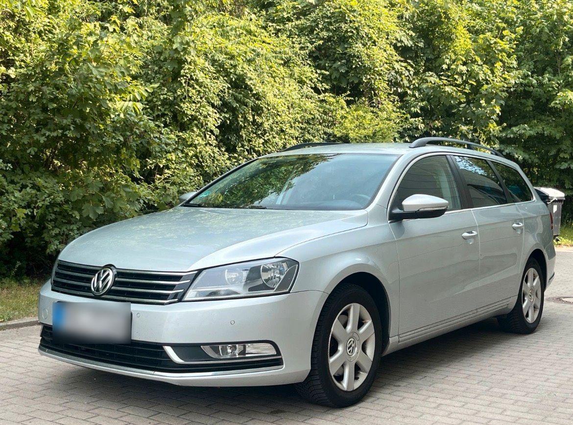 Volkswagen Passat 2012 — rear view