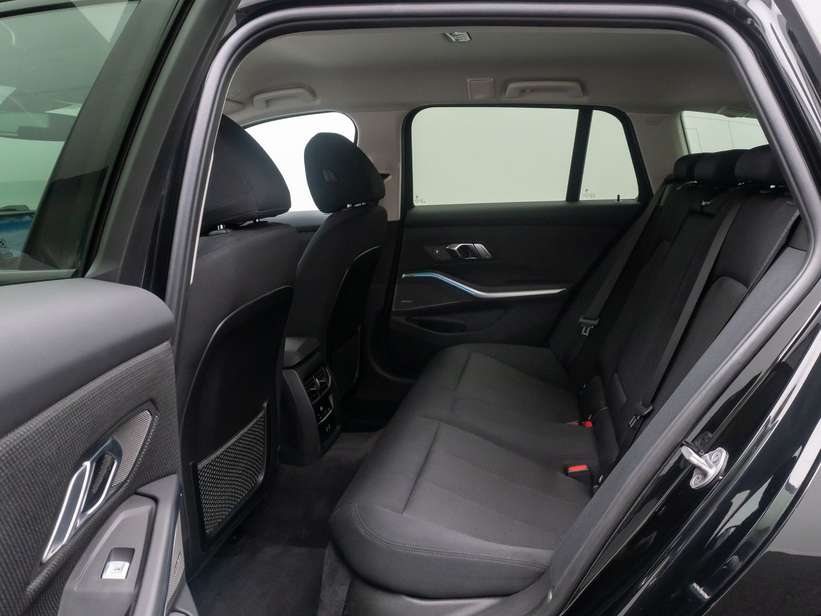 Fahrzeugabbildung BMW 330d H/K GeschwindigReg AHK DAB Widscreen 18Zoll