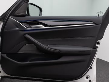 Fahrzeugabbildung BMW 520d xD Tour Sport Line Pano H/K Exklusiv Paket