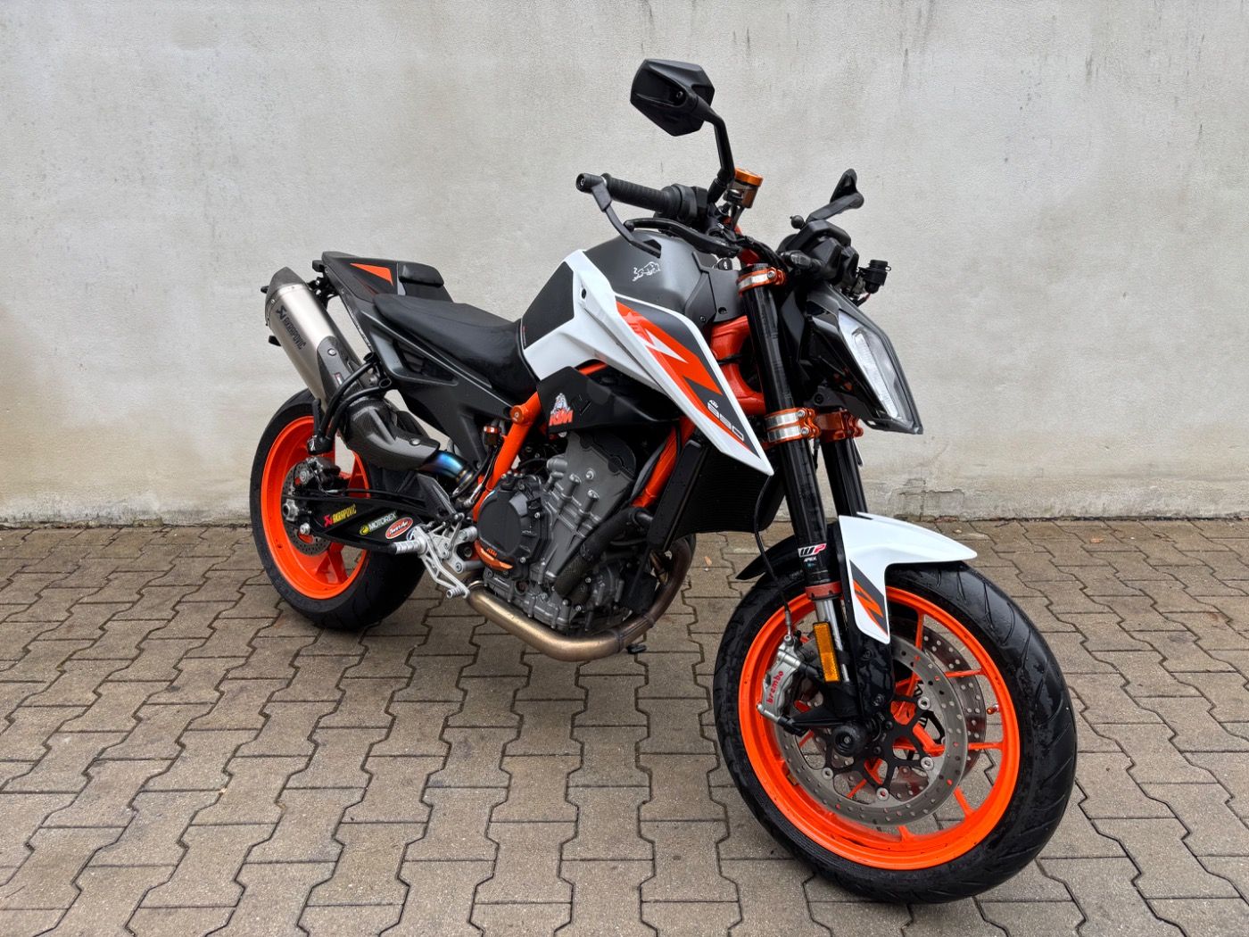 Fahrzeugabbildung KTM 890 Duke R Akrapovic viel Zubehör