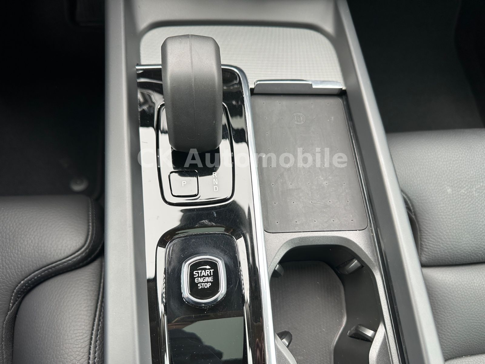 Fahrzeugabbildung Volvo XC60 T6 AWD Recharge Plus Dark/Pano/BLIS/AHK