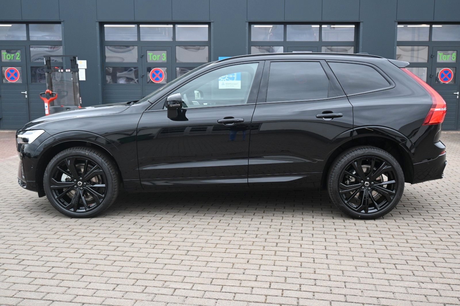Fahrzeugabbildung Volvo XC60 B5 AWD Ultra Black Edition*360*LUFT*ACC*AHK