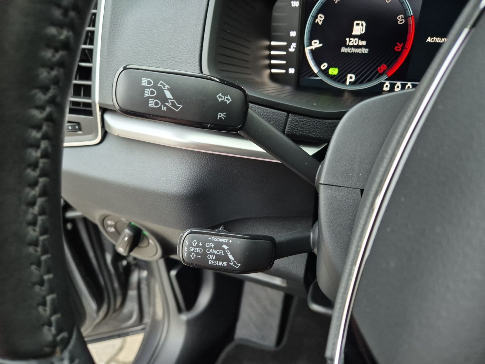 Fahrzeugabbildung SKODA Karoq TSI Tour DSG LED Navi ACC RFK SH
