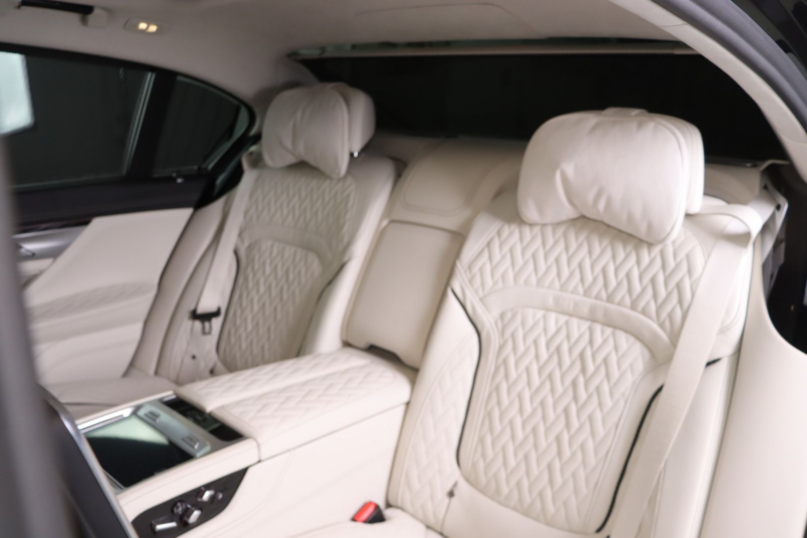 Fahrzeugabbildung BMW 750 L i xDrive M Paket Night-Vision * 4x Massage