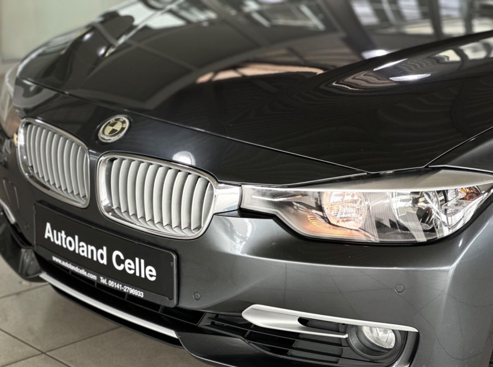 Fahrzeugabbildung BMW 320i Modern Line Glasdach PDC Klimaautomatik