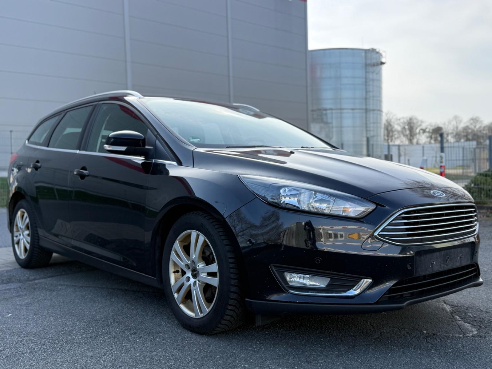 Ford Focus 2015 — rear view