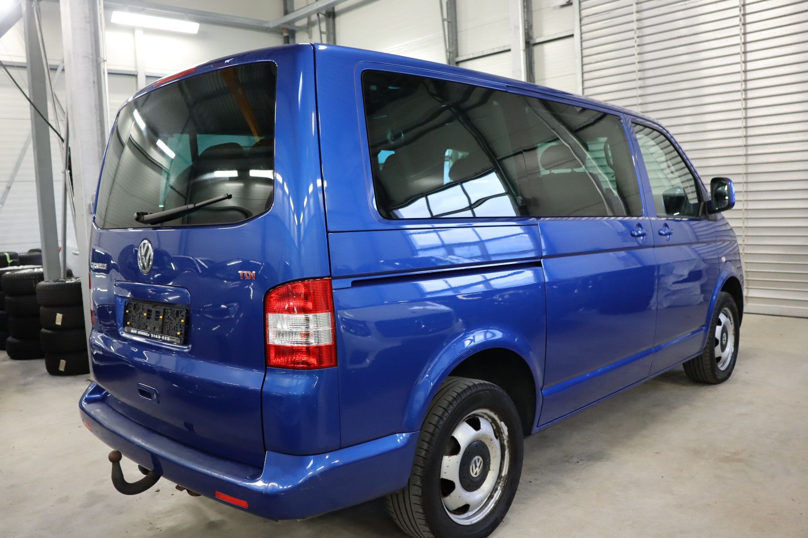 Fahrzeugabbildung Volkswagen T5 2.5 TDi Caravelle Comfort 8-Sitzer AHK Klima