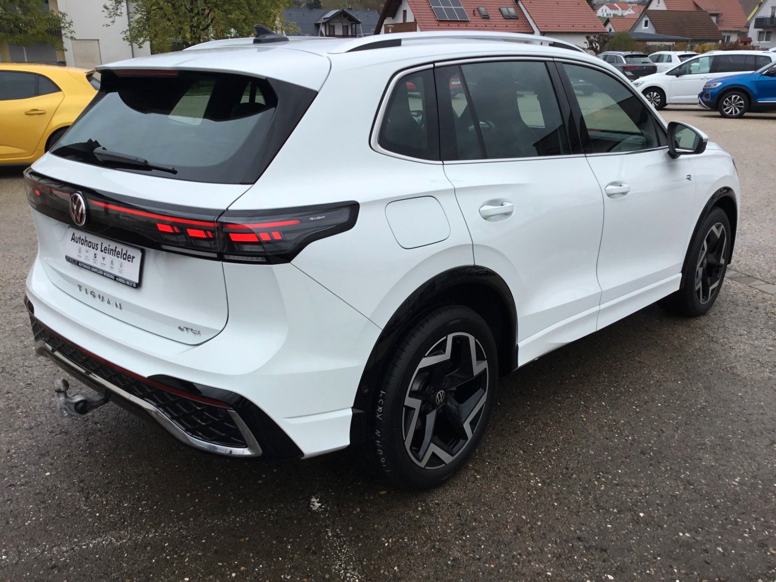 Fahrzeugabbildung Volkswagen Tiguan 1.5 eTSI DSG R-Line+AHK+19"+LED+Navi
