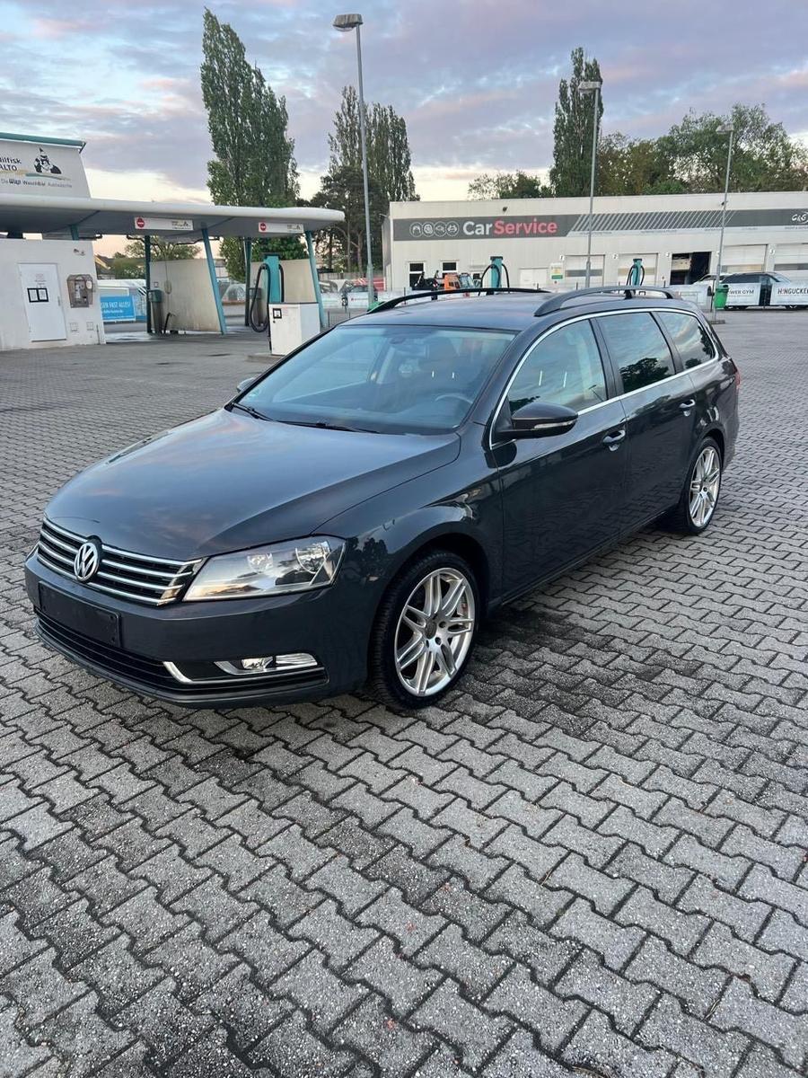 Volkswagen Passat 2011 — interior