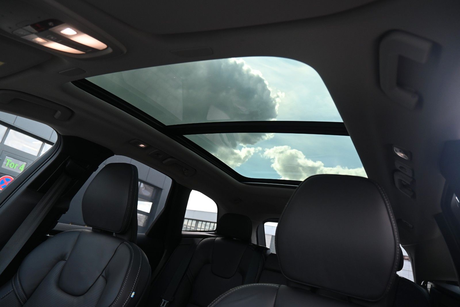Fahrzeugabbildung Volvo XC60 B4 D AWD Ultimate Dark*STDHZG*360°*LUFT*ACC