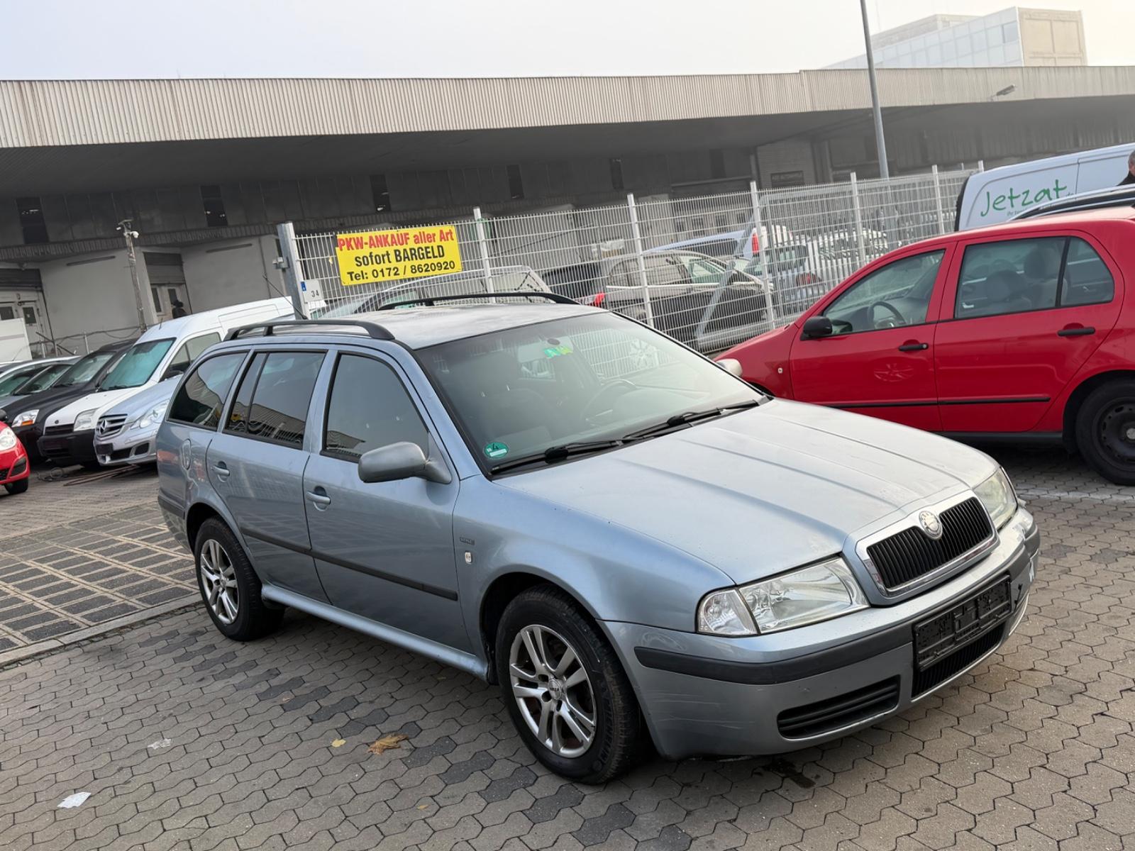 Skoda Octavia 2004 — rear view