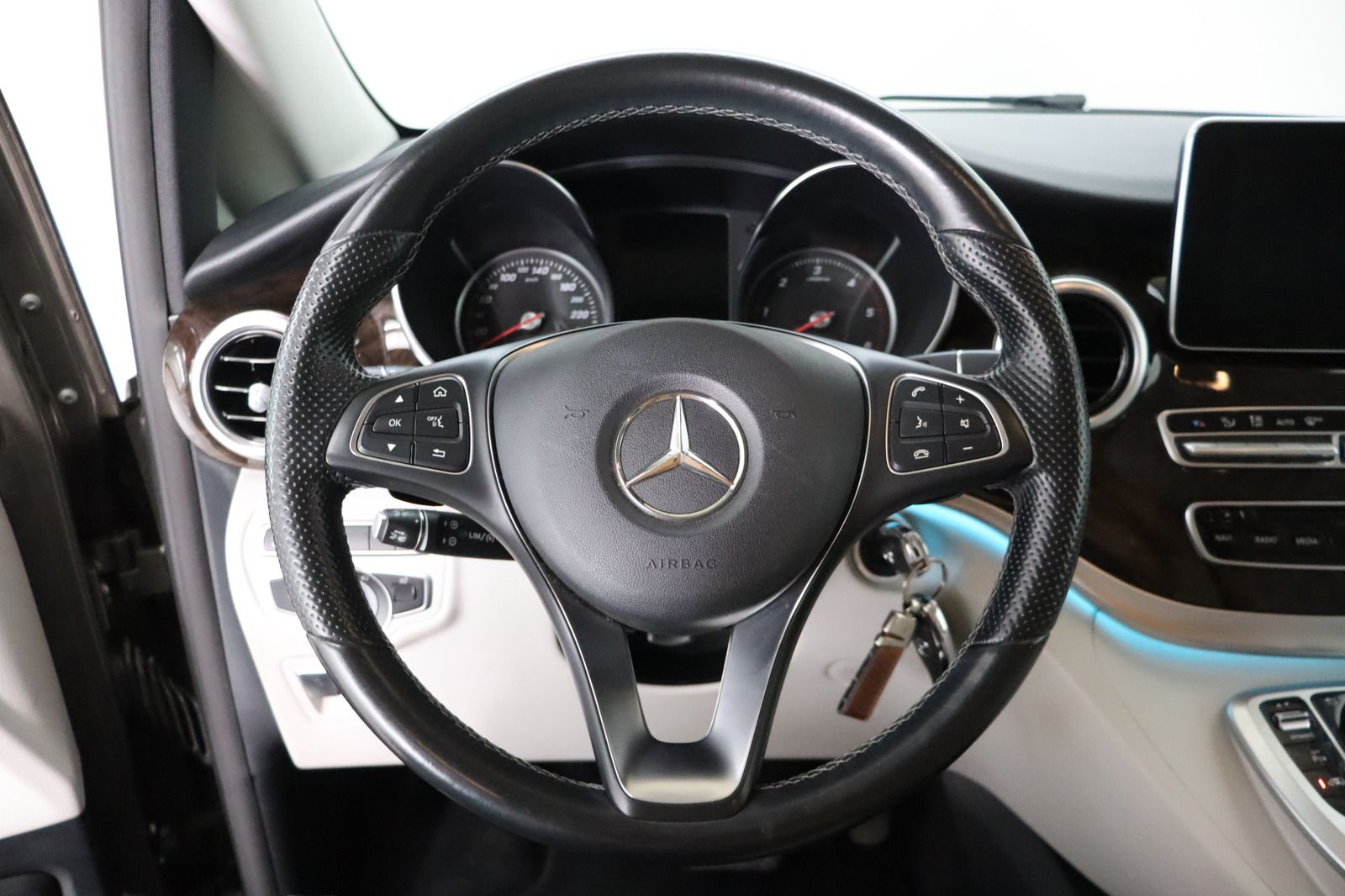 Fahrzeugabbildung Mercedes-Benz V 250 d 4matic Avantgarde * lang * 360 * ILS