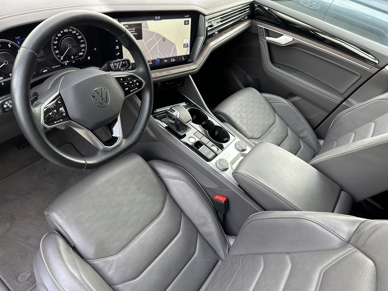 Fahrzeugabbildung Volkswagen Touareg 3.0 TSI 4M Atmosphere NAV+LED+KAM+PANORA