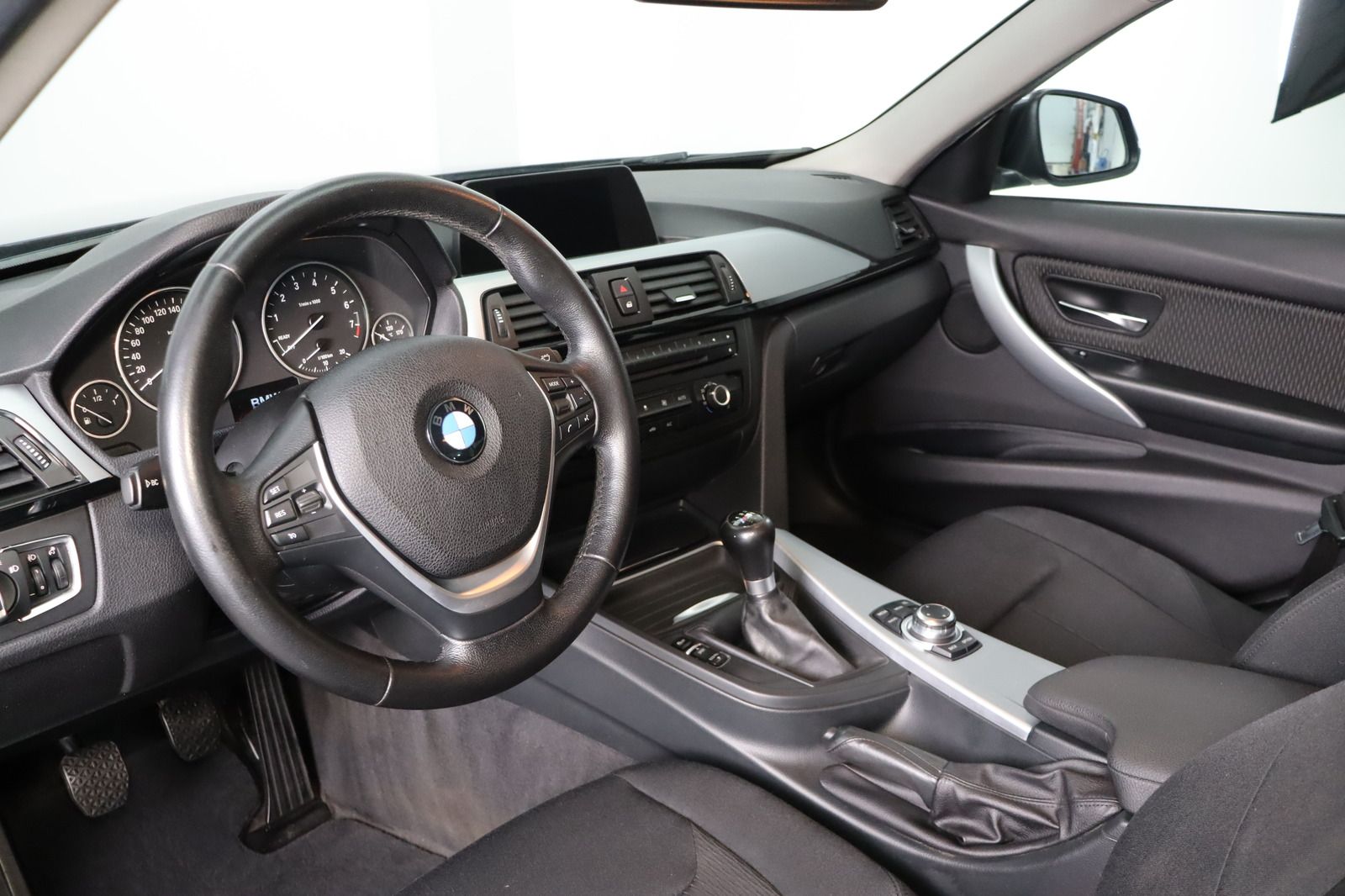 Fahrzeugabbildung BMW 320 i * AHK * Navi * SD