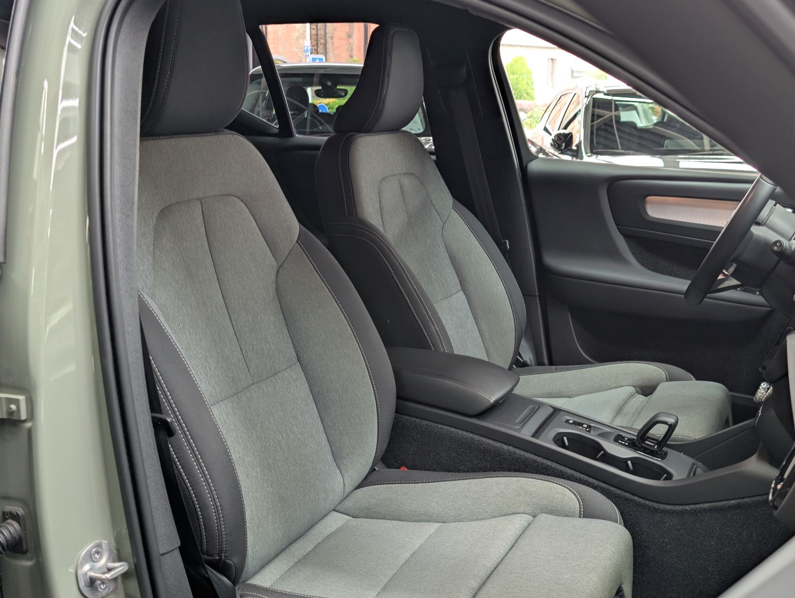 Fahrzeugabbildung Volvo XC40 B3 Core Winter-Pk. LED*VC*KEYLESS*SOUND*18"