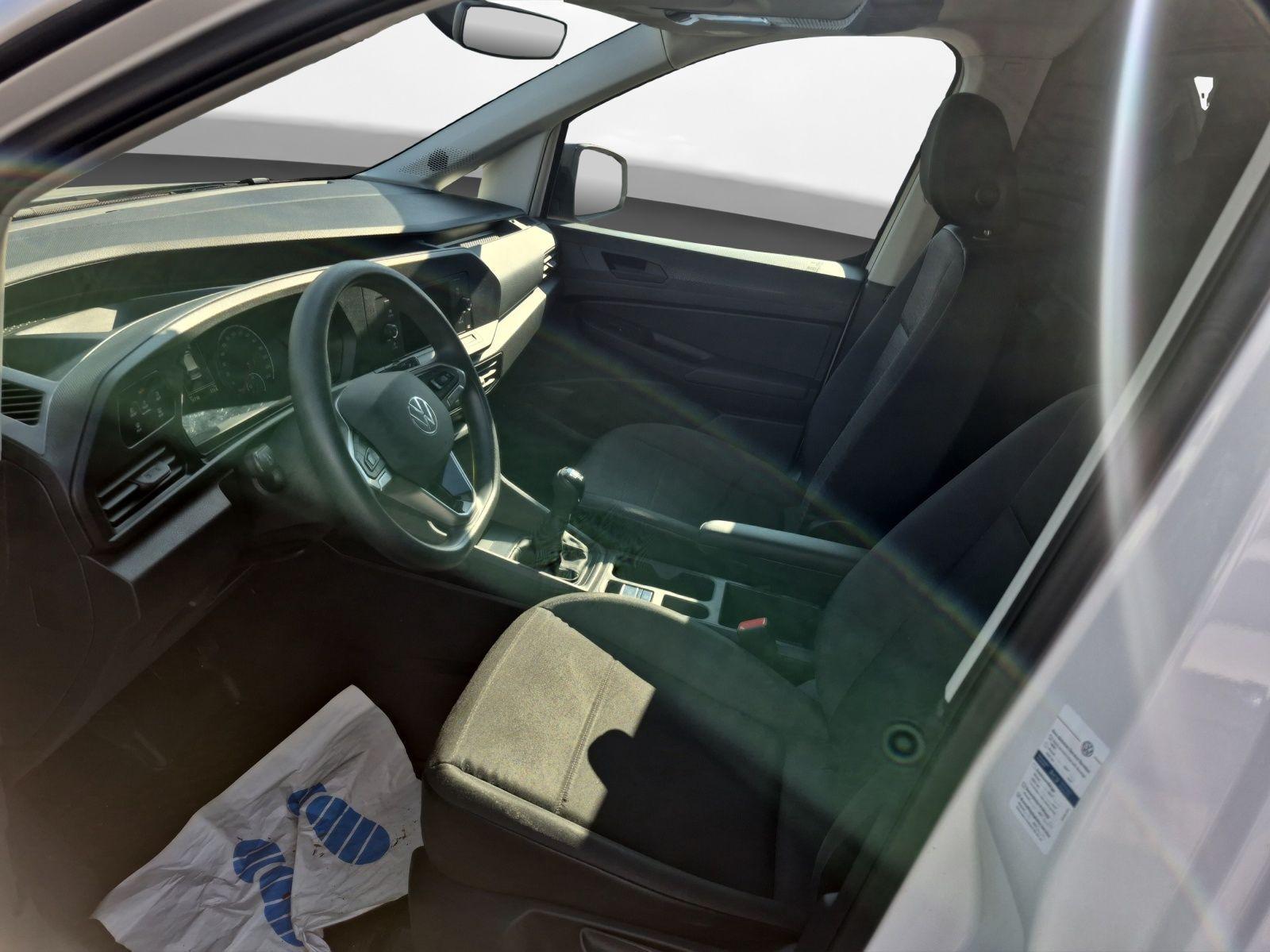 Volkswagen Caddy Cargo mit Regal