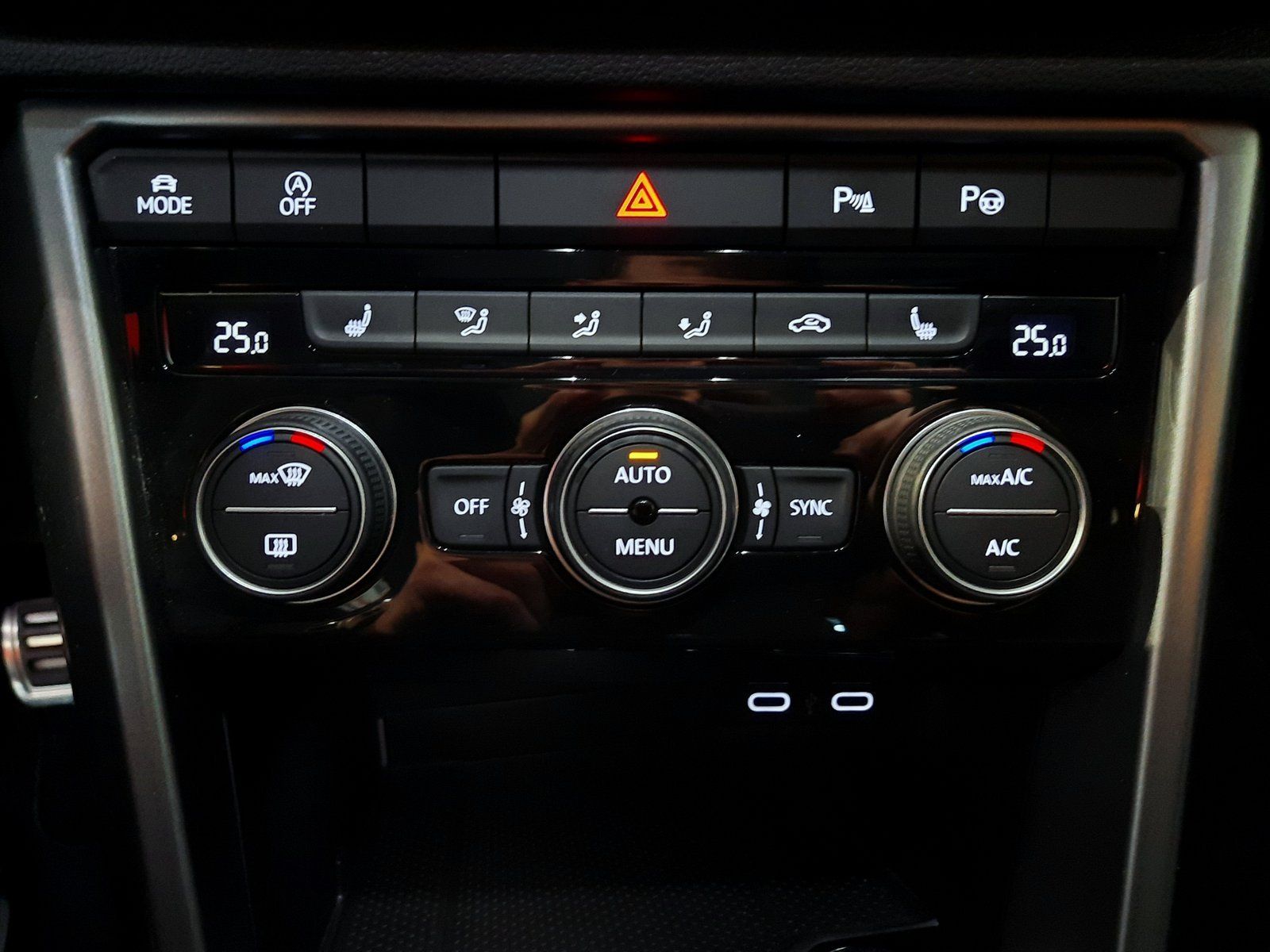 Fahrzeugabbildung Volkswagen T-Roc Active TSI *AHK*Panodach*Navi*LED*PDC*ACC*