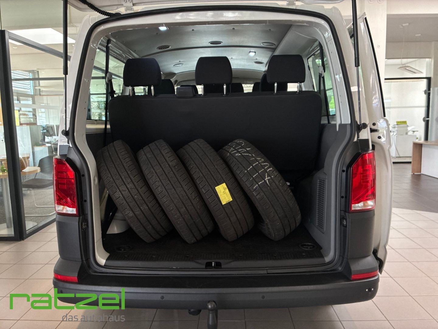 Fahrzeugabbildung Volkswagen T6.1 Kombi 2.0 TDI 9-Sitzer PDC AHK Klima Lichts