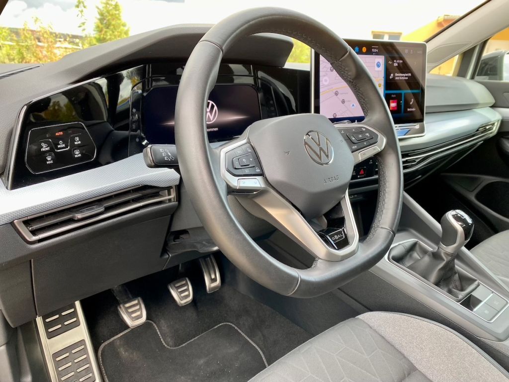 Fahrzeugabbildung Volkswagen Golf Variant 1.5 TSI Life AHK GZJR AAC KAM SHZ