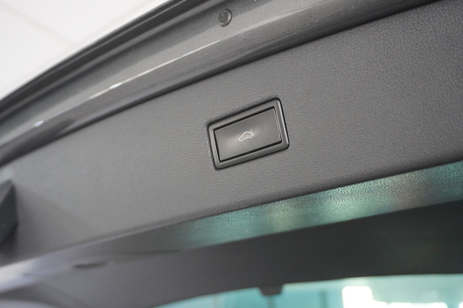 Fahrzeugabbildung Volkswagen Tiguan 2.0 TSI 4MOTION R-LINE NAVI/KAMERA/SH/AHK
