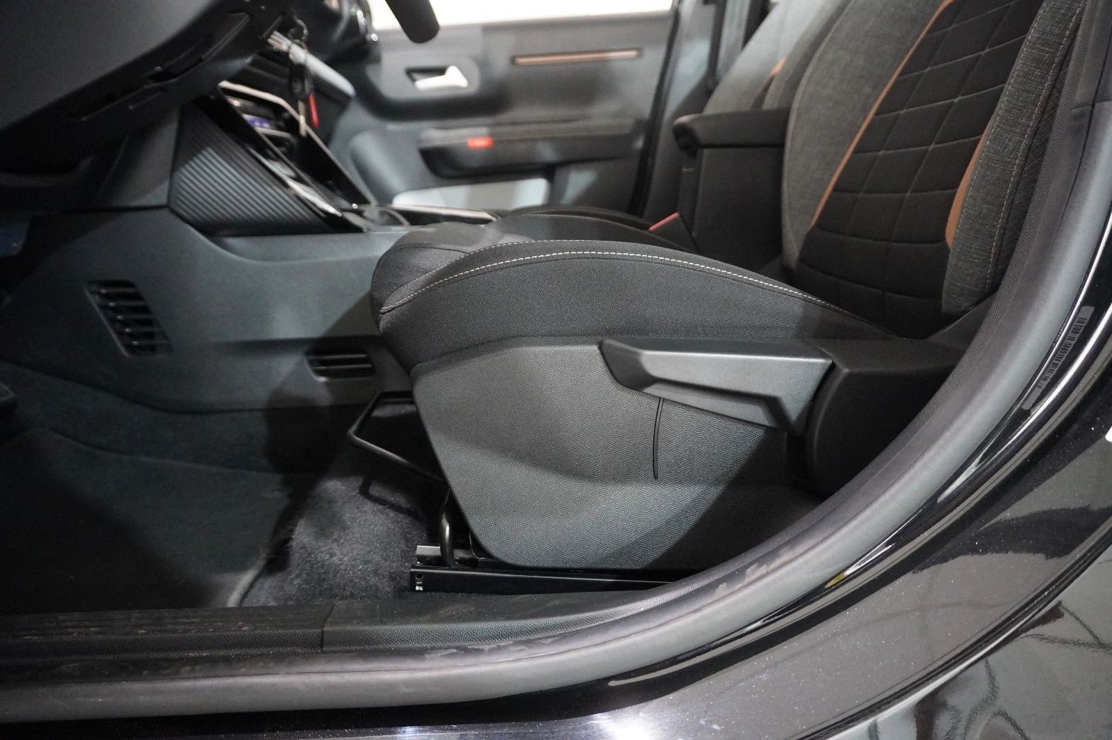Fahrzeugabbildung Citroën C3 Aircross 1.2 HYBRID PLUS DSC NAVI/LED/KAMERA