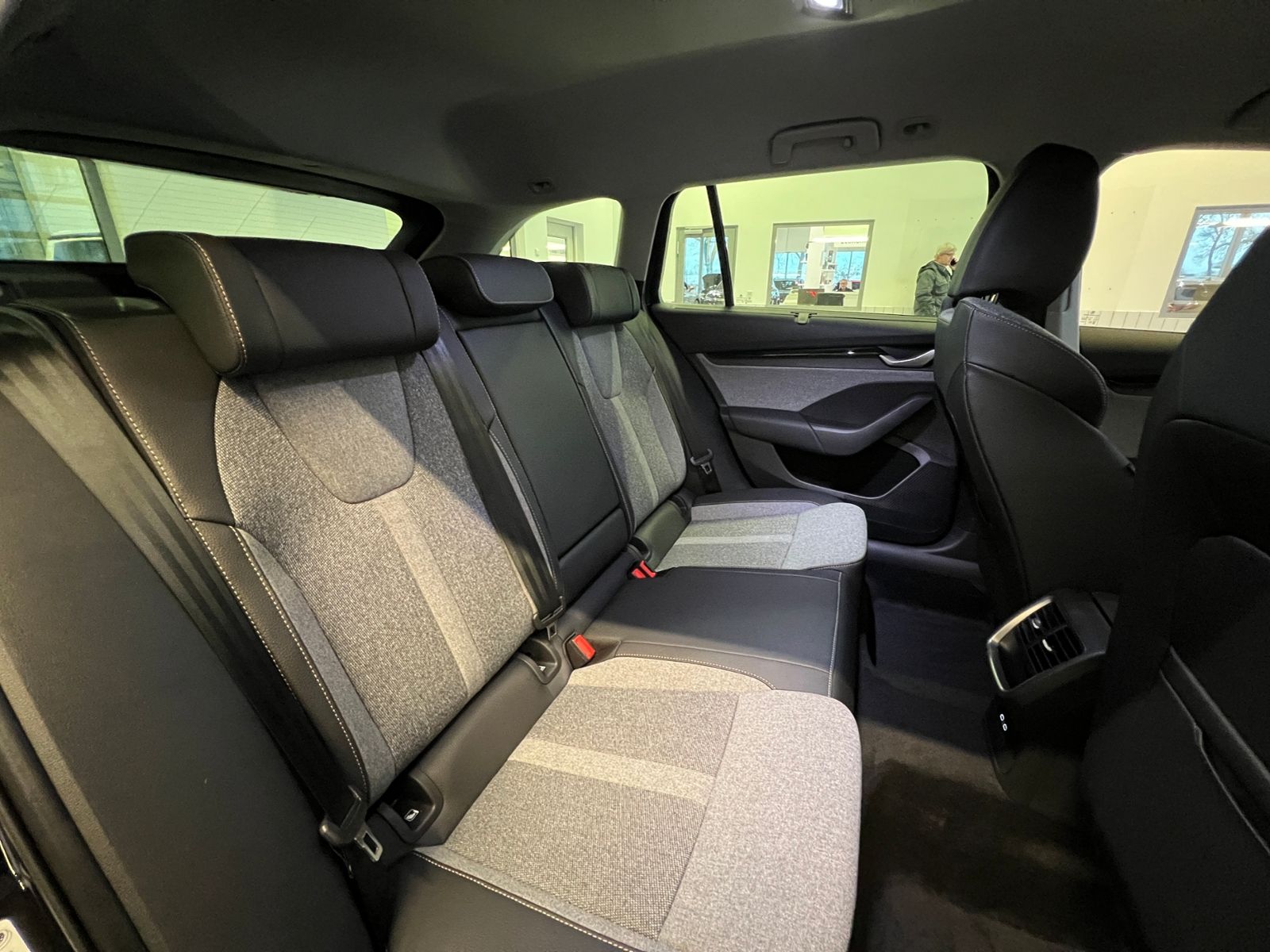 Fahrzeugabbildung SKODA Octavia Combi TOUR 2.0 TDI DSG *AHK, Travel Assi