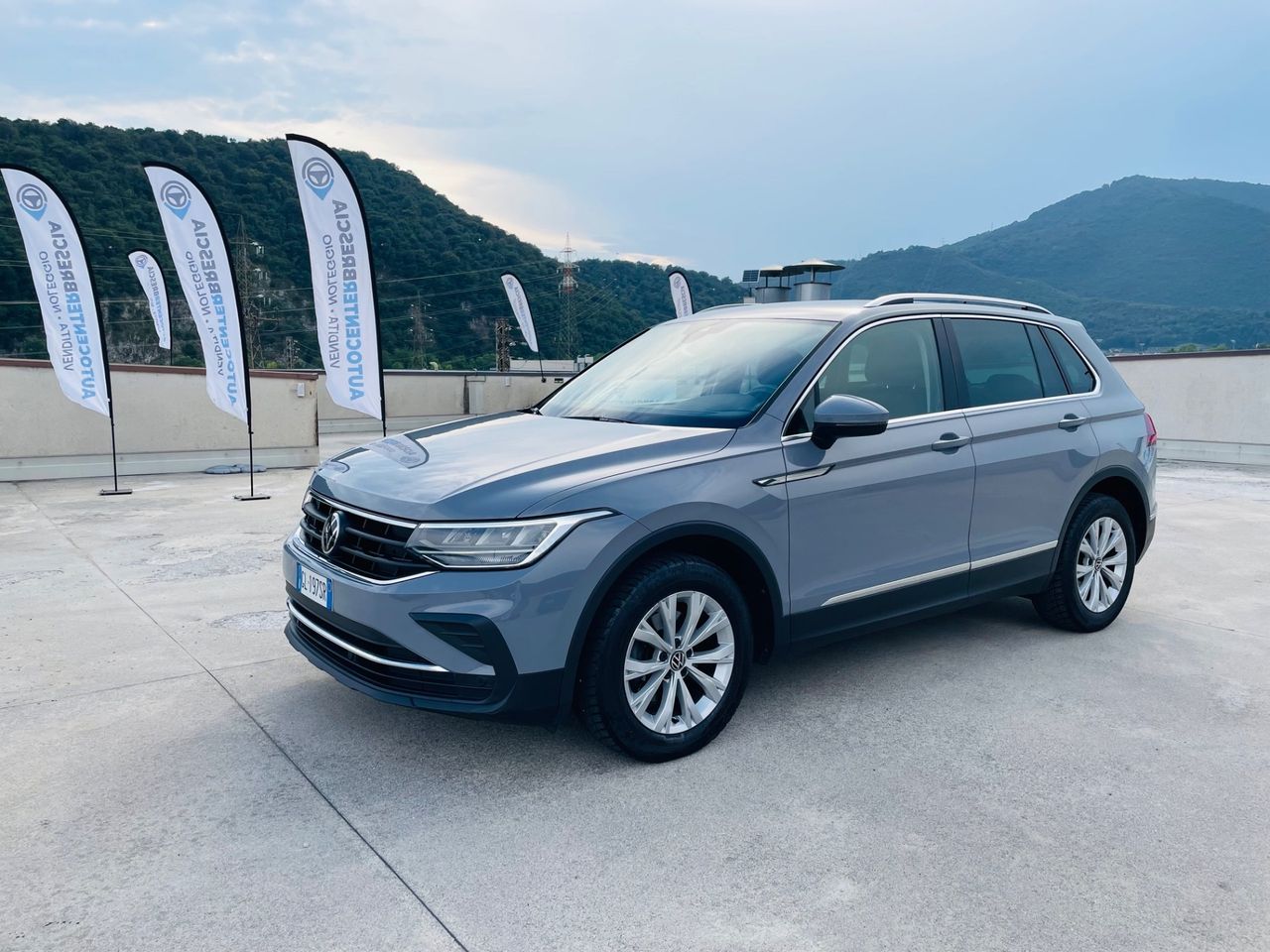 Volkswagen Tiguan - 1