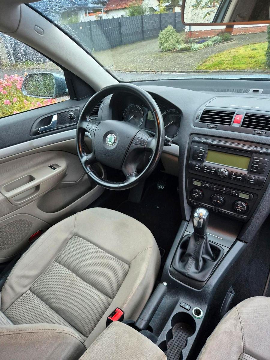 Skoda Octavia 2005 — rear view