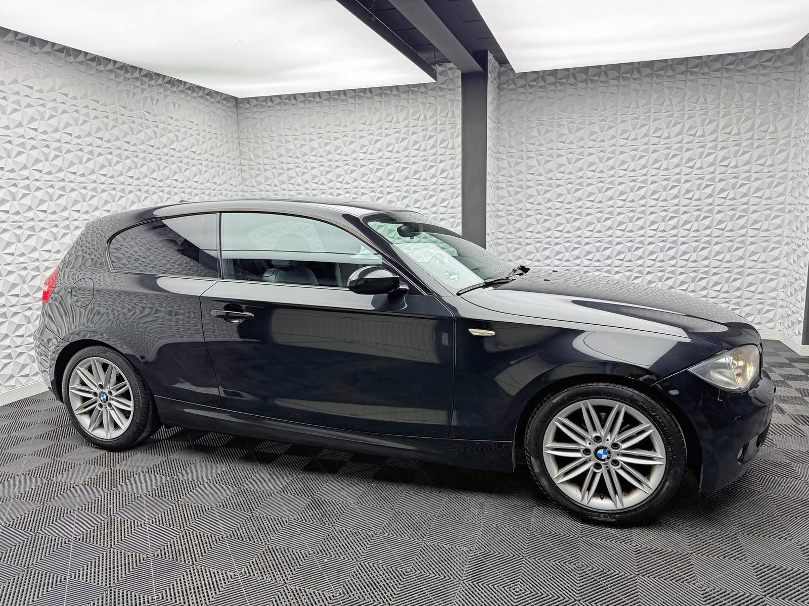 Fahrzeugabbildung BMW 118i M-PAKET/PDC/PANO/KLIMA/SCHECKHEFT/XENON/TFL