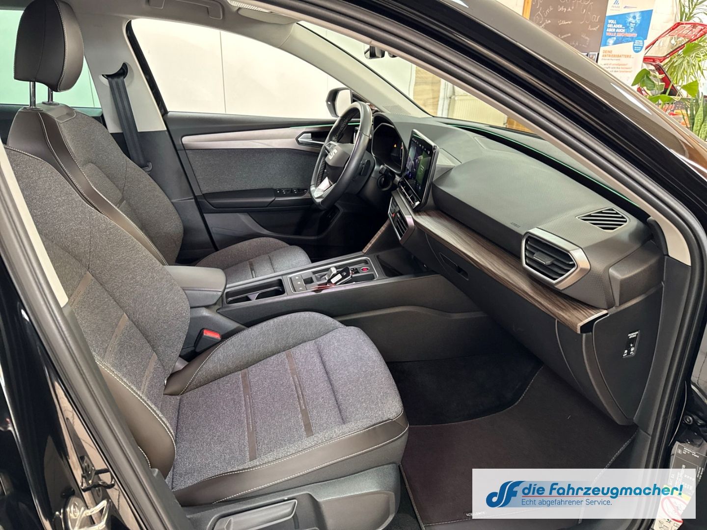 Fahrzeugabbildung SEAT Leon Sportstourer Xcellence e-HYBRID Navi Digita