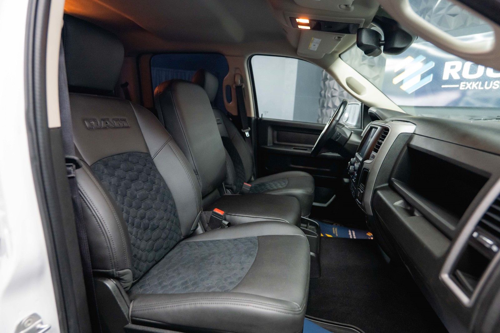 Fahrzeugabbildung Dodge RAM 5.7 V8 HEMI 4x4 OFFROAD Night-Paket *LED*AHK