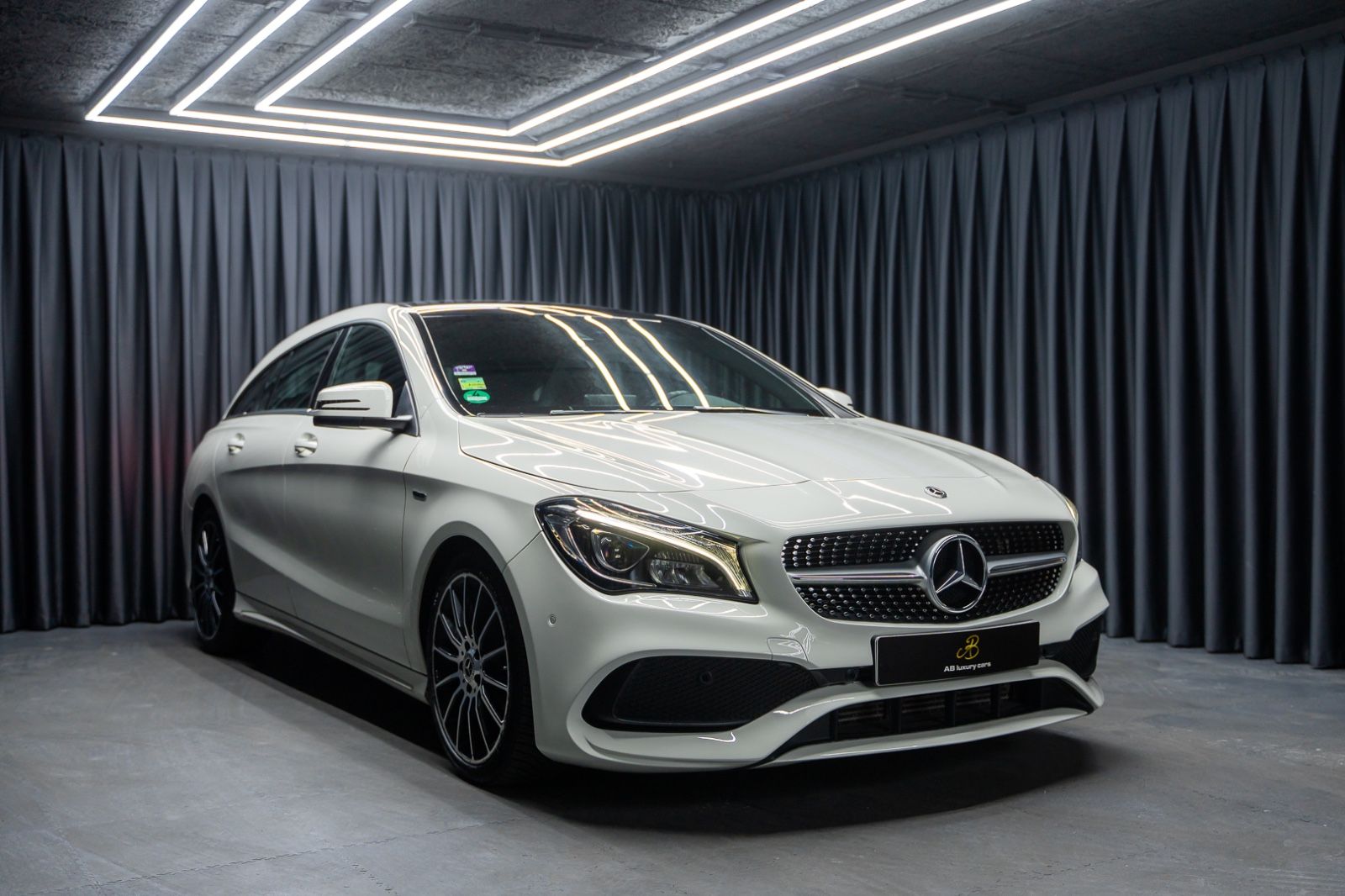 Fahrzeugabbildung Mercedes-Benz CLA 180 Shooting*AMG*Panorama*Keyless*PEAK*BSNS*