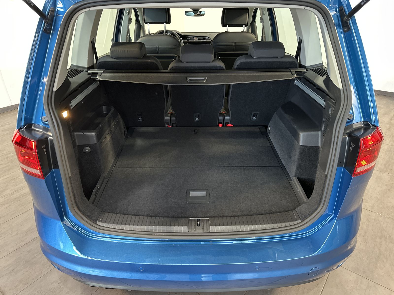 Fahrzeugabbildung Volkswagen Touran 2.0 TDI DSG IQ-DRIVE NAV+LED+KAM+ACC+VC