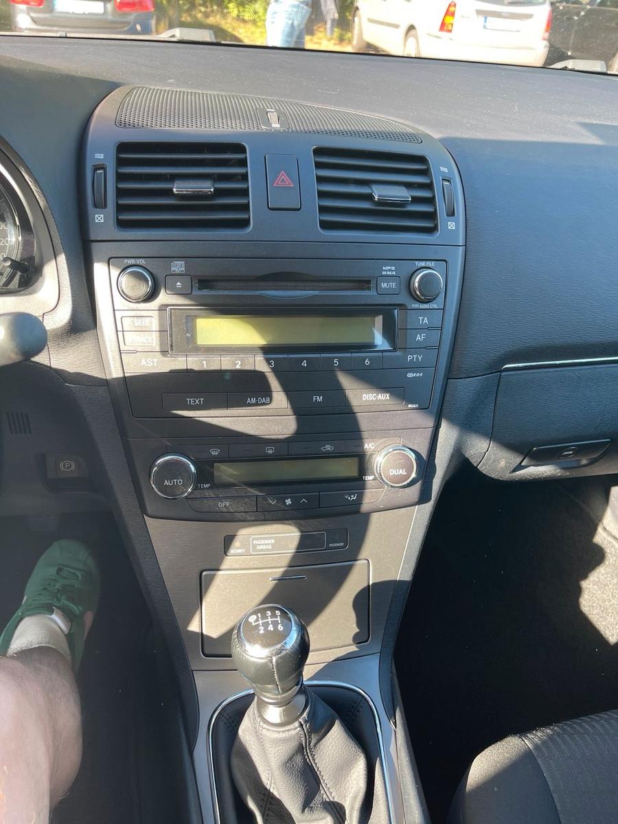 Toyota Avensis 2010 — photo 12