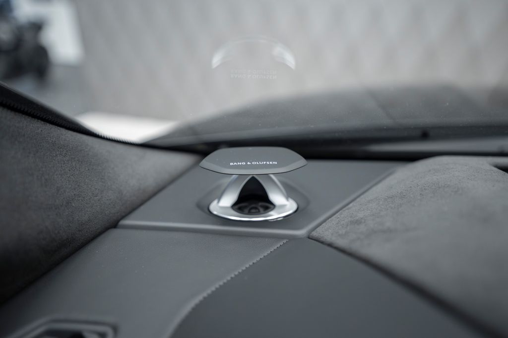 Urus 4.0 V8 SE 2026 BLACK/YELLOW AKRAPOVIC CARBO - Bild 28