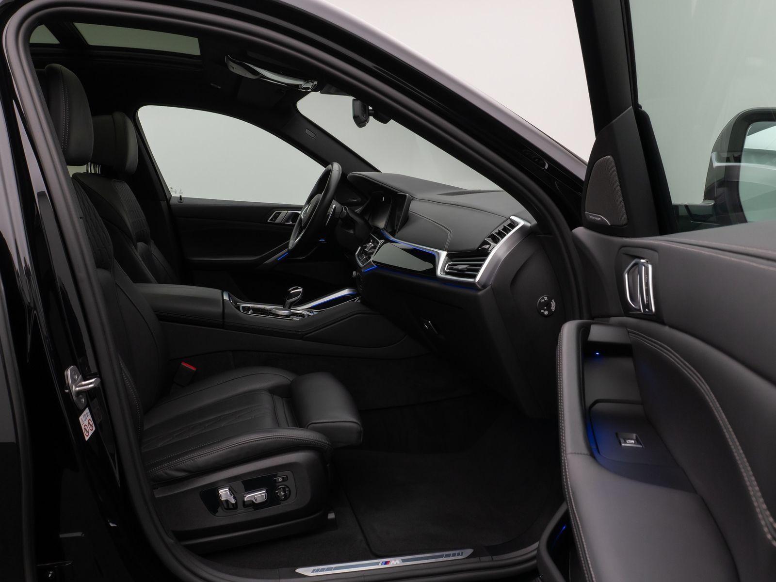 Fahrzeugabbildung BMW X6 xD40d M Sport Panorama 360°Laser HUD DAB H/K