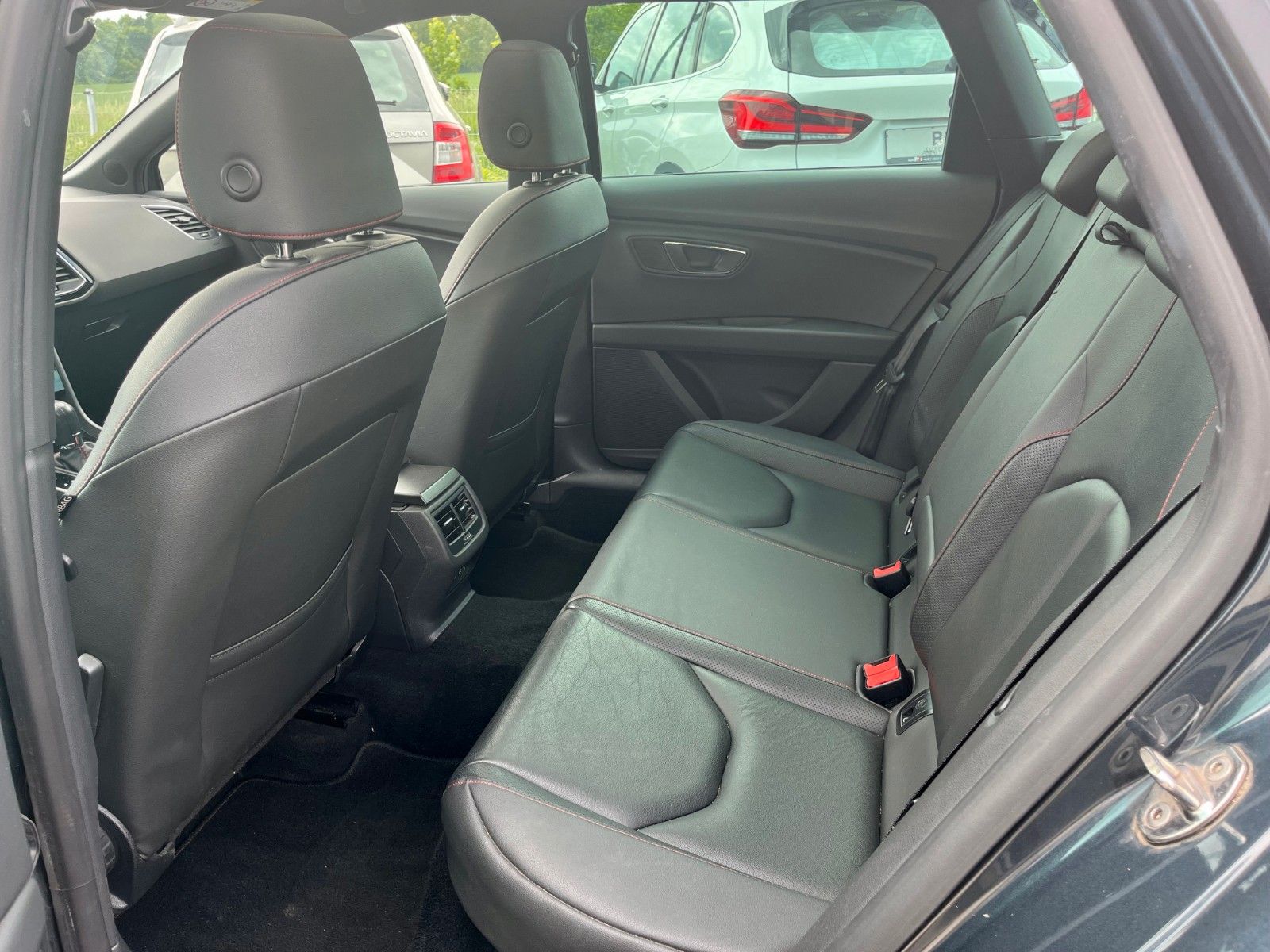 Fahrzeugabbildung SEAT Leon 2.0 ST FR SPORT DSG Navi Leder Pano LED KAM