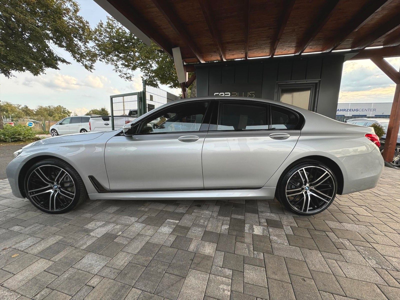 Fahrzeugabbildung BMW 750i xDrive M-Sport Shadow Line *21 Zoll*360°*