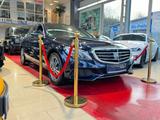 Mercedes-Benz C 400 4Matic|EXCLUSV.|DESIGNO|HUD|PANO|AIRMATIC| - mit Benzin-Antrieb: Blau, Vollleder, Luftfederung, Limousine