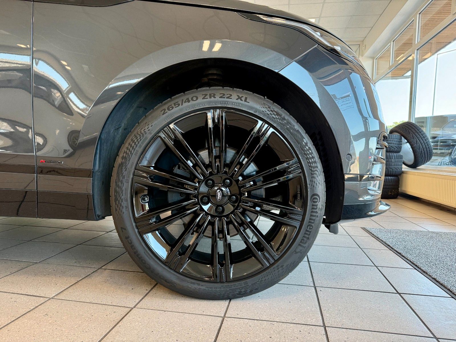 Fahrzeugabbildung Land Rover Range Rover Velar R-Dynamic HSE Design Black
