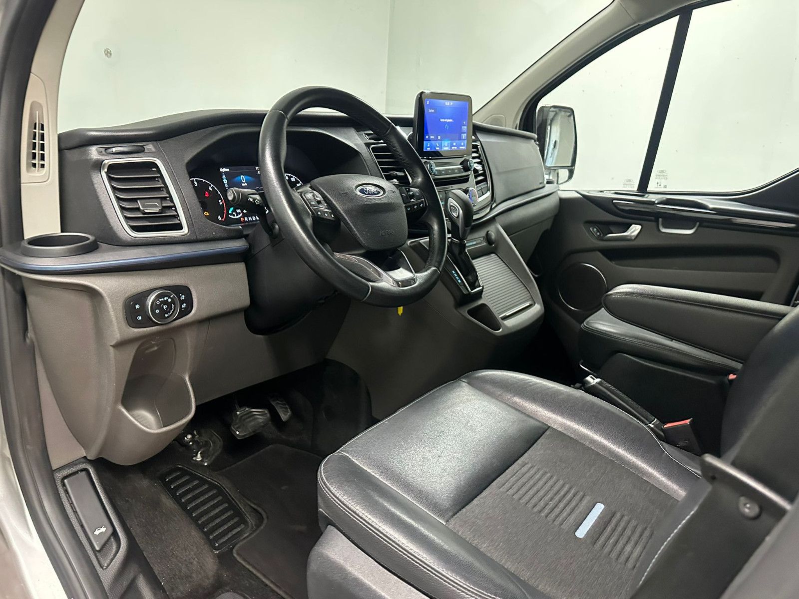 Fahrzeugabbildung Ford Tourneo Custom 320 L2H1 Autm. Active Bus*ACC*8