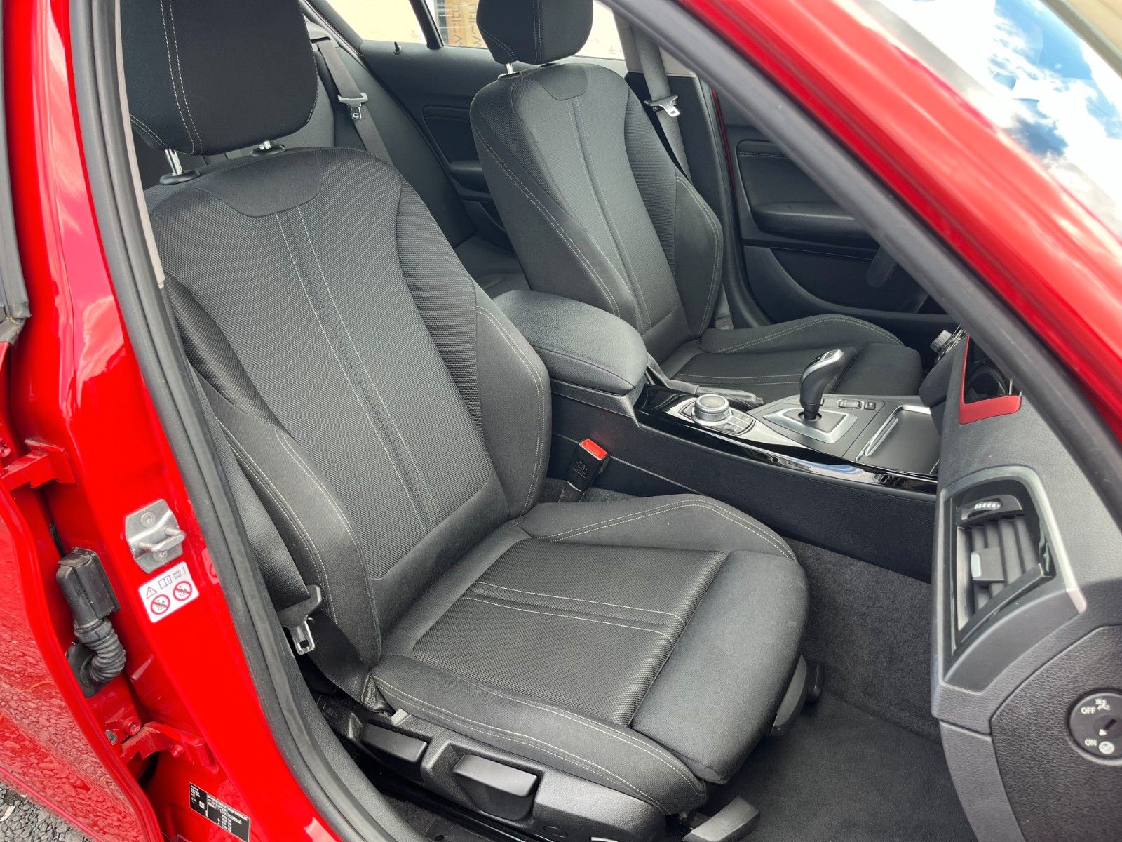 Fahrzeugabbildung BMW 120d xDrive SPORT LINE Sport-Aut Navi LED Kamera