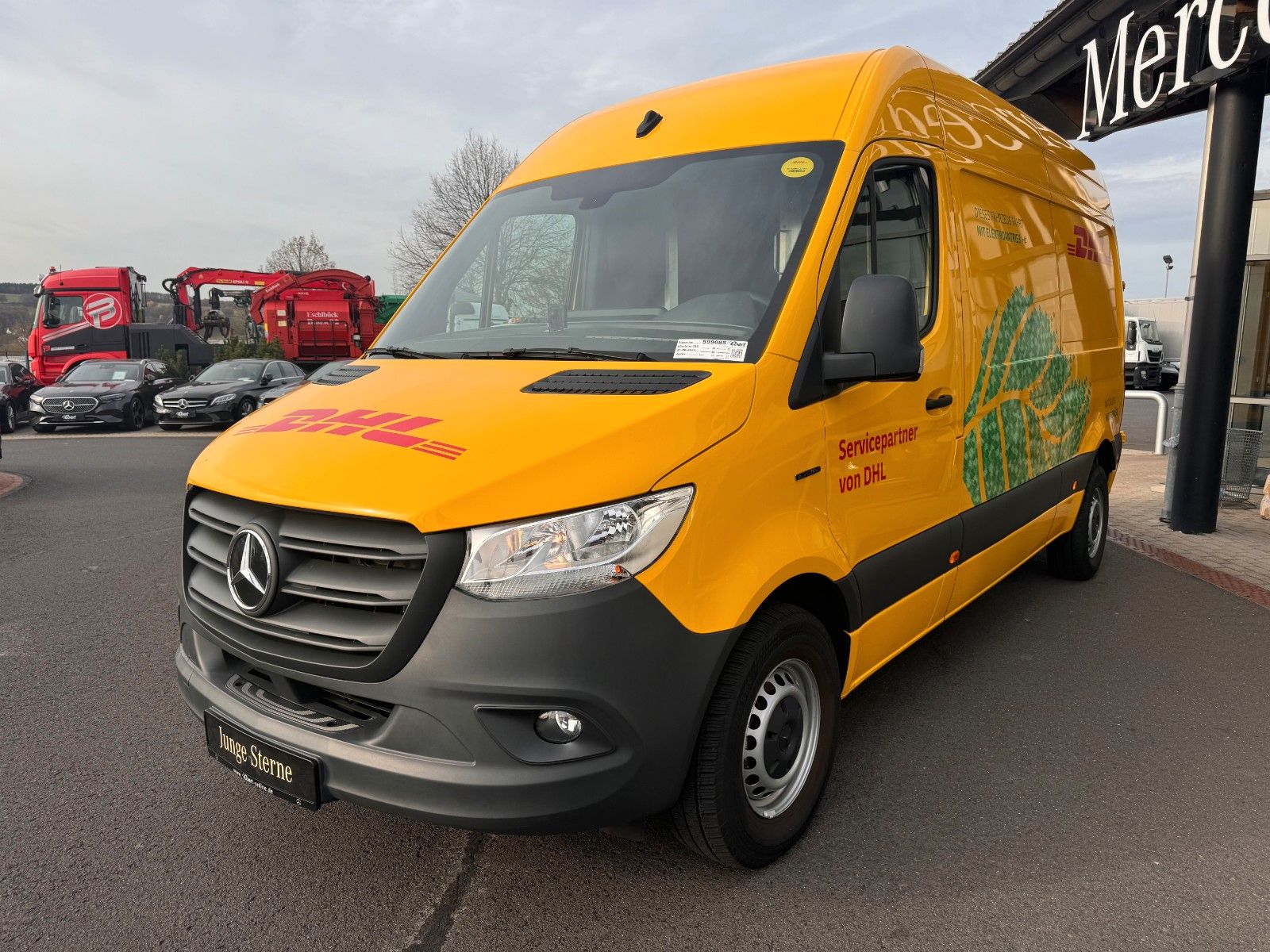 Fahrzeugabbildung Mercedes-Benz eSprinter 312 DHL Regal KEP-Ausbau