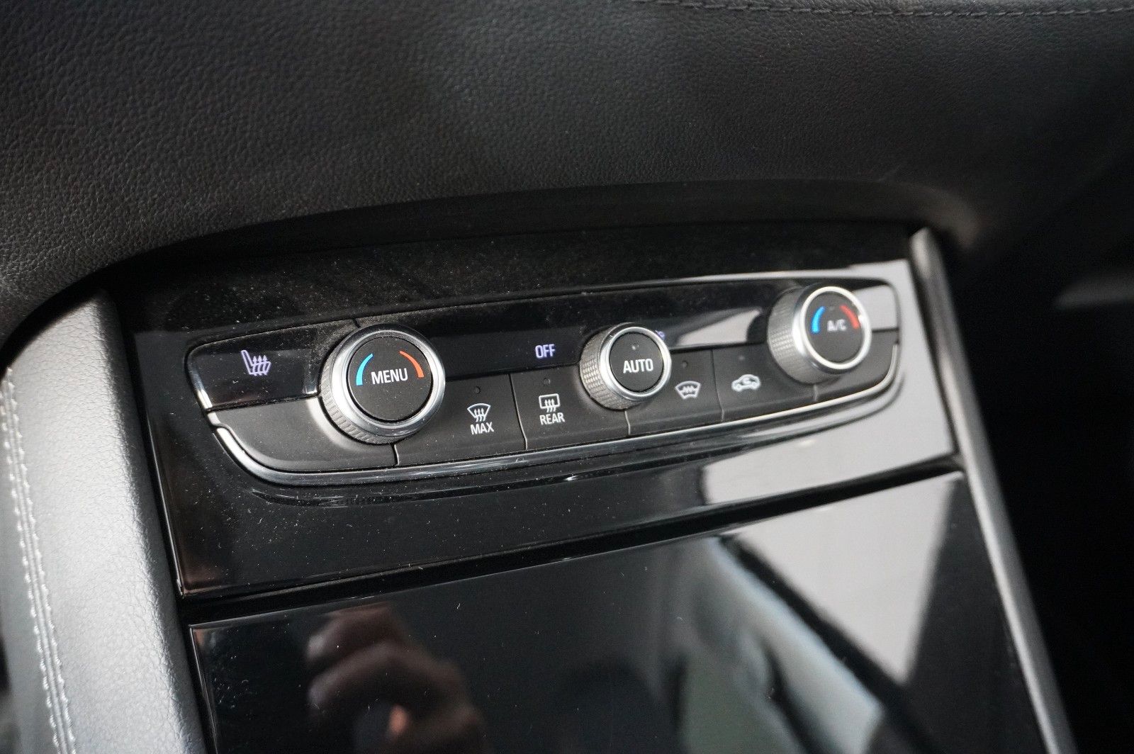 Fahrzeugabbildung Opel Grandland (X) 1.6 PHEV ULTIMATE NAVI/LED/360°/SH