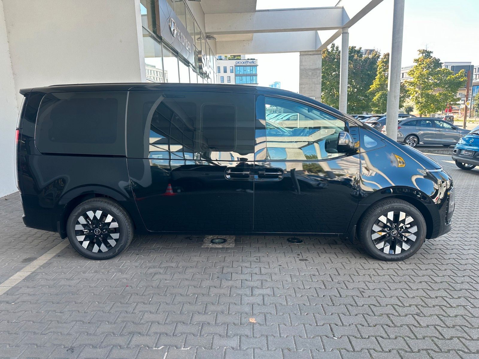 Fahrzeugabbildung Hyundai Staria 1.6 T-GDI 2WD Signature 360,LED,Leder,SHZ