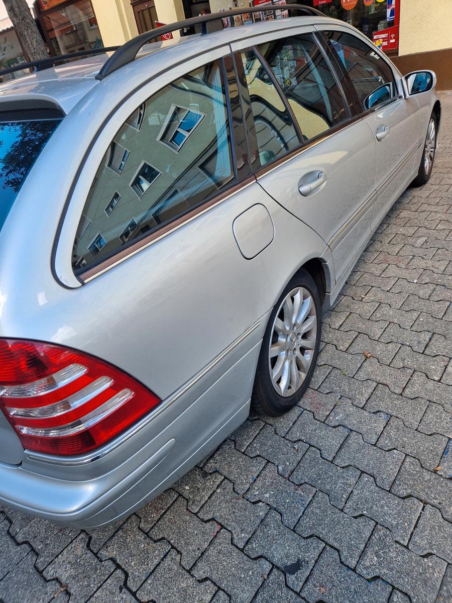 Mercedes-Benz C220 2005 — engine 2.148 cm³, 150 HP (110kW)