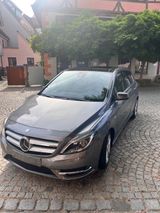 Mercedes-Benz B 200 BlueEFFICIENCY Edition  - Mercedes-Benz B 200 mit Benzin-Antrieb: Navigationssystem, Kombi, Automatik