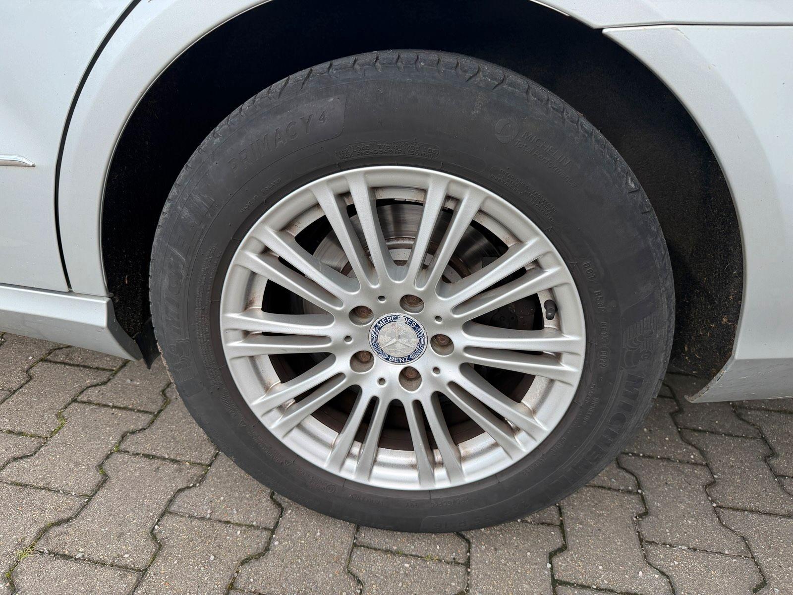 Mercedes-Benz E220 2011 — photo 14