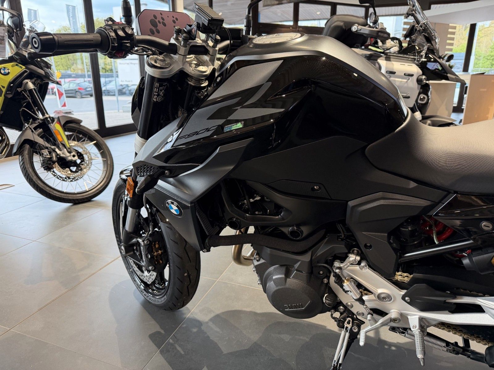 Fahrzeugabbildung BMW F900R 2 Pakete+ M-Kette+ Extras MY26