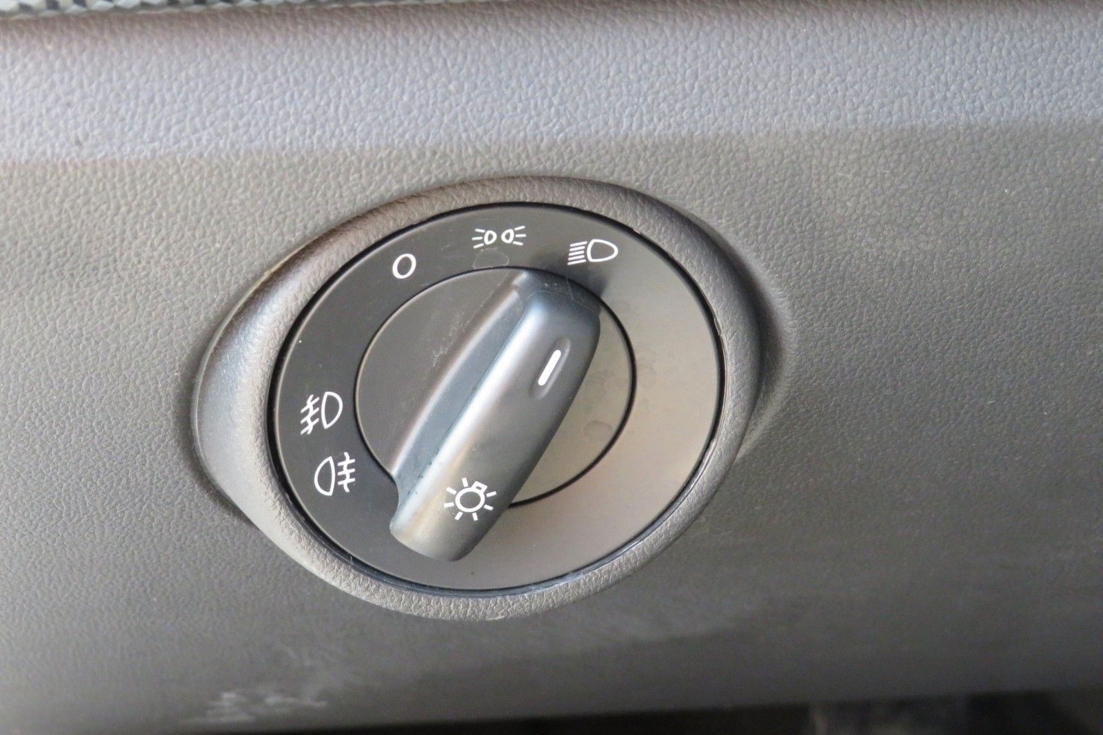 Fahrzeugabbildung Volkswagen up!  SITZHEIZUNG KLIMA 4-TÜREN NEBEL GJ 1.H